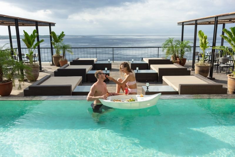 Hồ bơi tại Adiwana Warnakali Resort