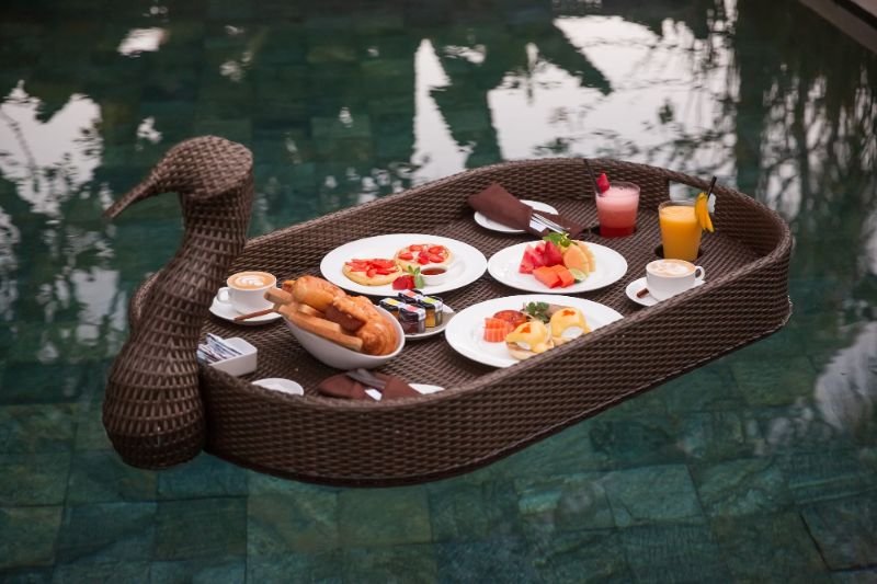 Bữa sáng nổi tại The Royal Santrian Luxury Beach Villas Bali